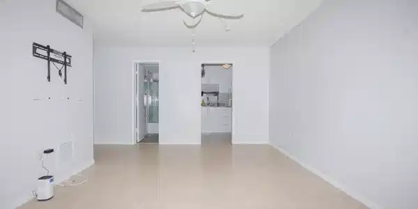 Image 4: Living Room