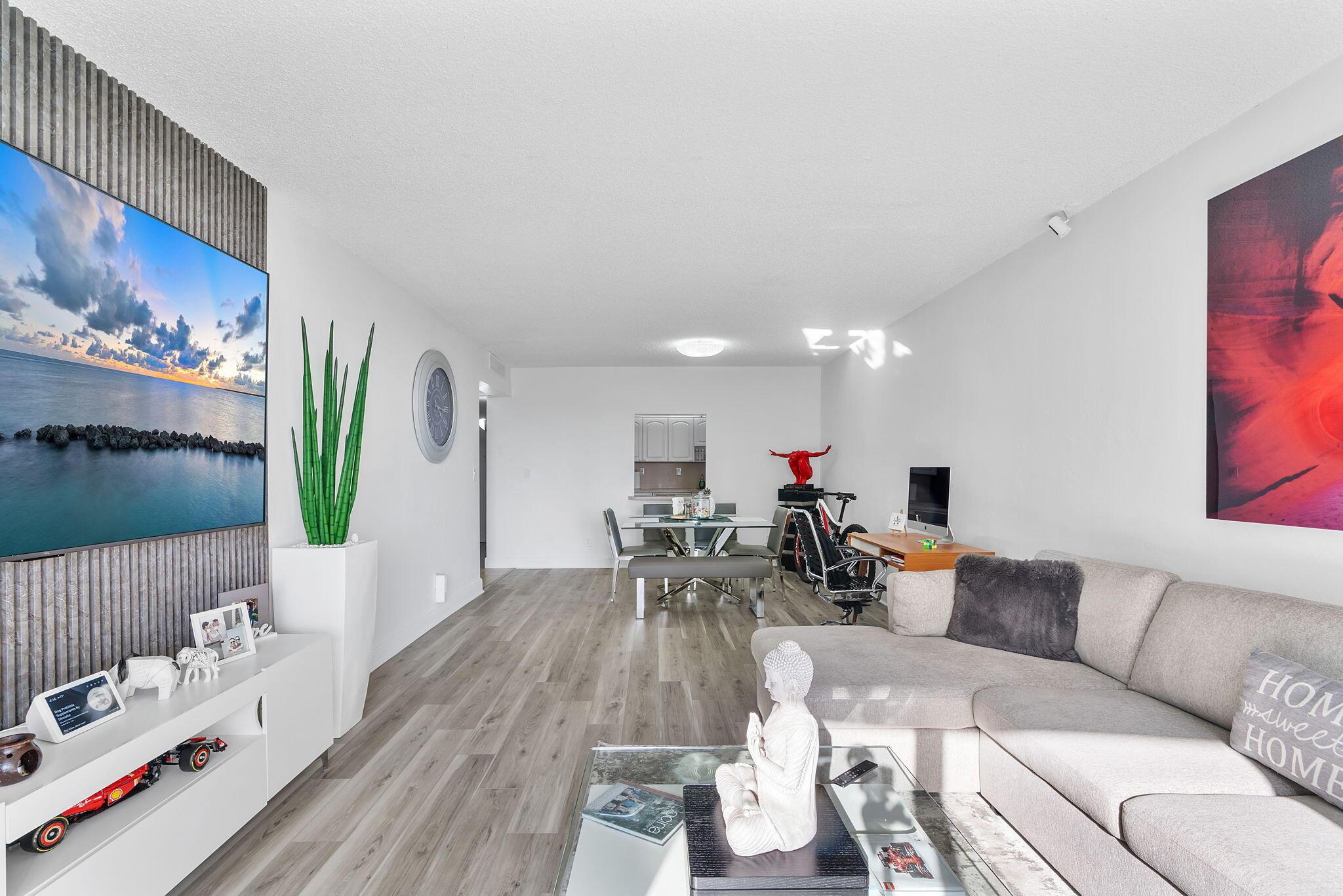 Image 3: Ample modern space with open layout