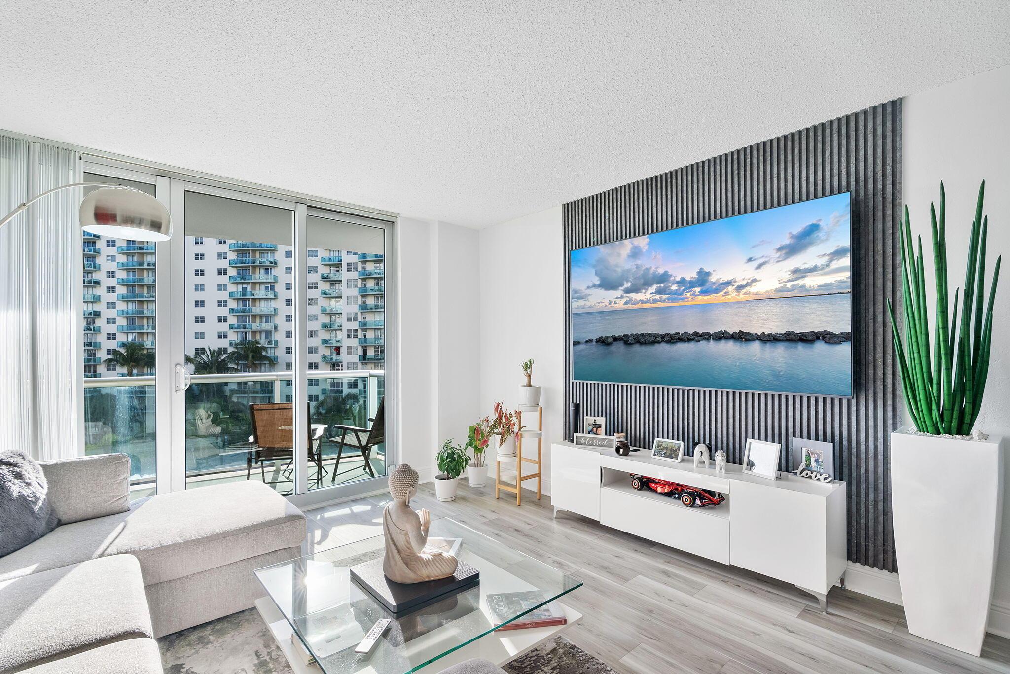 Image 4: Living room &ndash; bright & airy