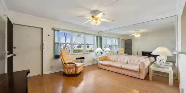 Image 4: Living Room