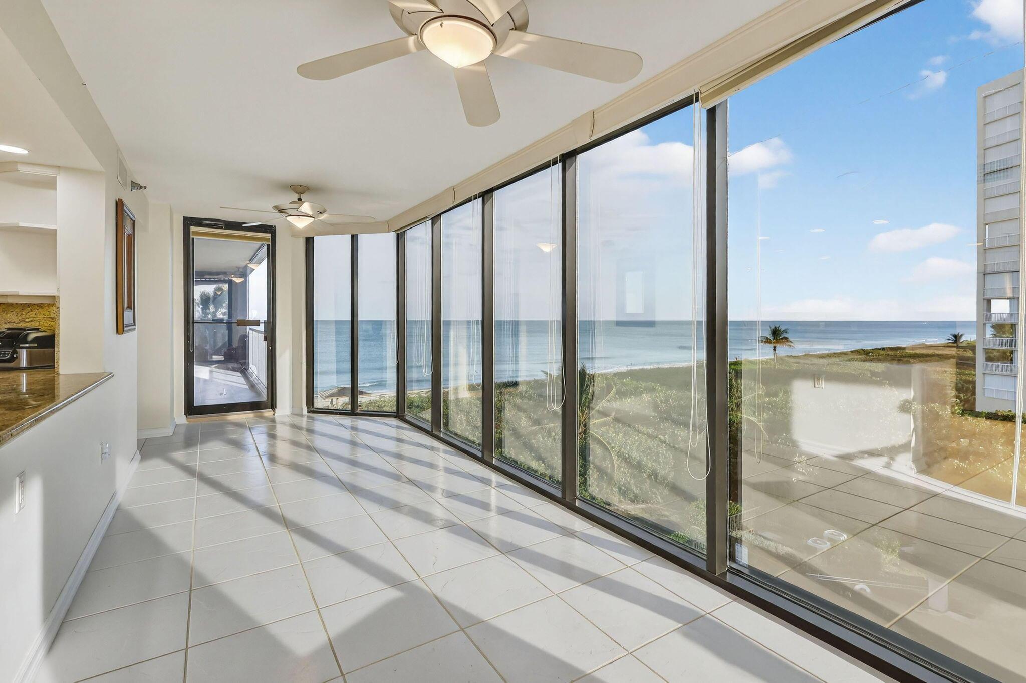 Image 2: FANTASTIC VIEWS IN THE ATRIUM