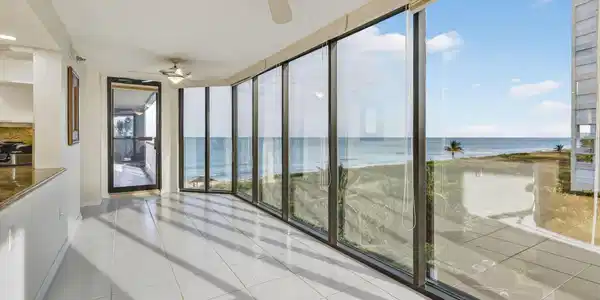 Image 2: FANTASTIC VIEWS IN THE ATRIUM