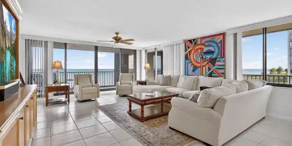 Image 3: LIVING ROOM