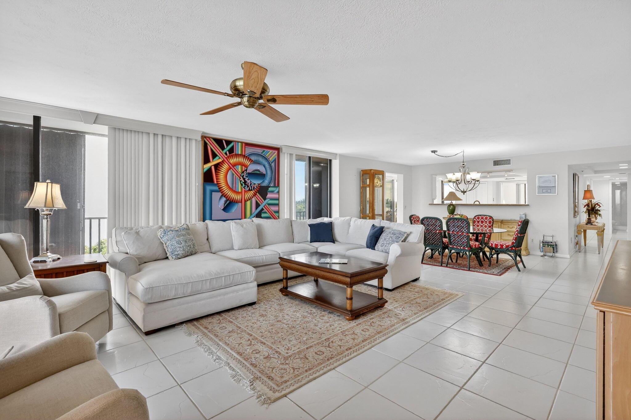 Image 4: LIVING ROOM