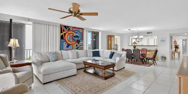 Image 4: LIVING ROOM