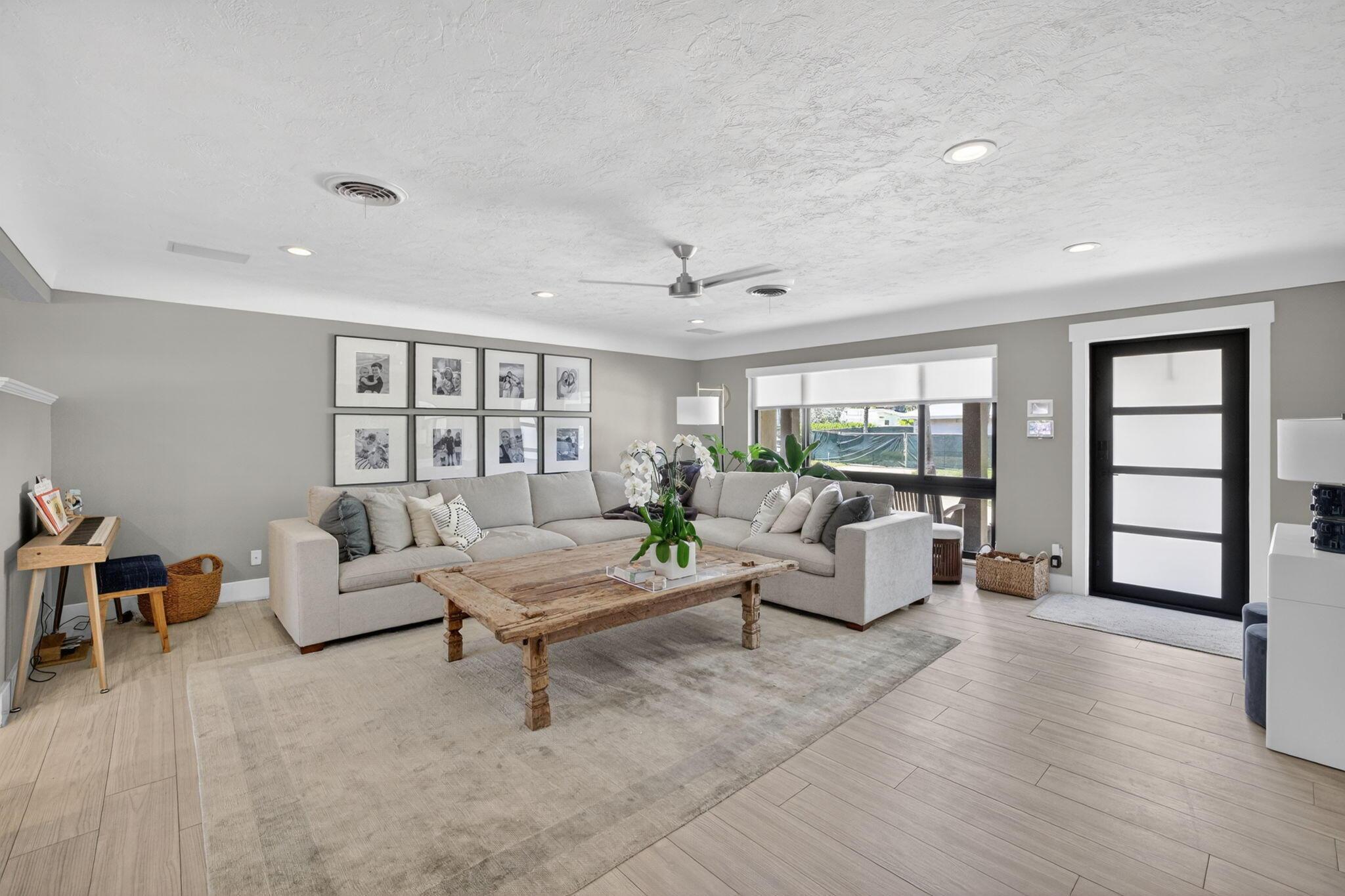Image 4: 1642 SE 7th - Living Room 2