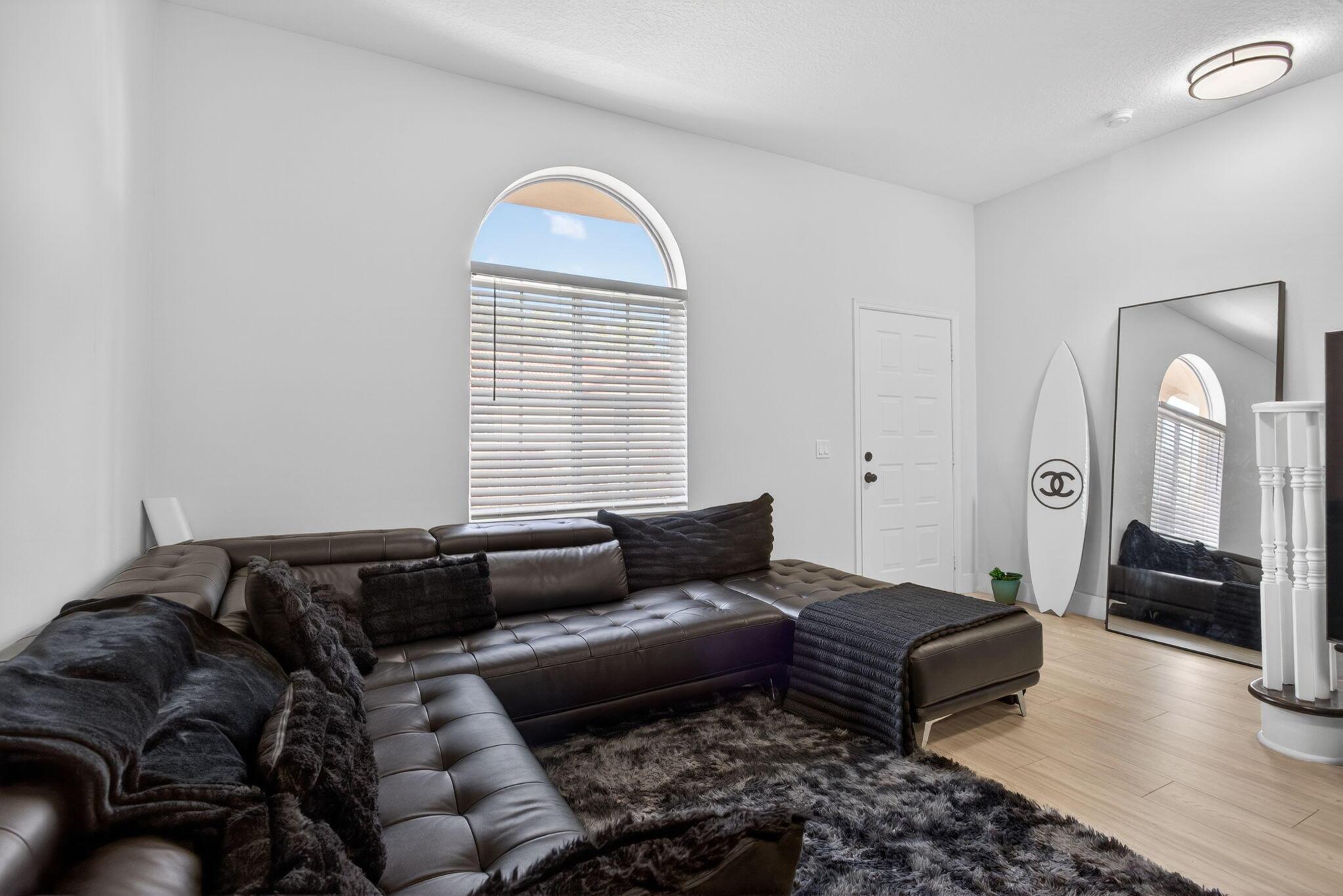 Image 4: 3-web-or-mls-2457-3051