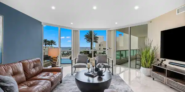 Image 4: Living Room