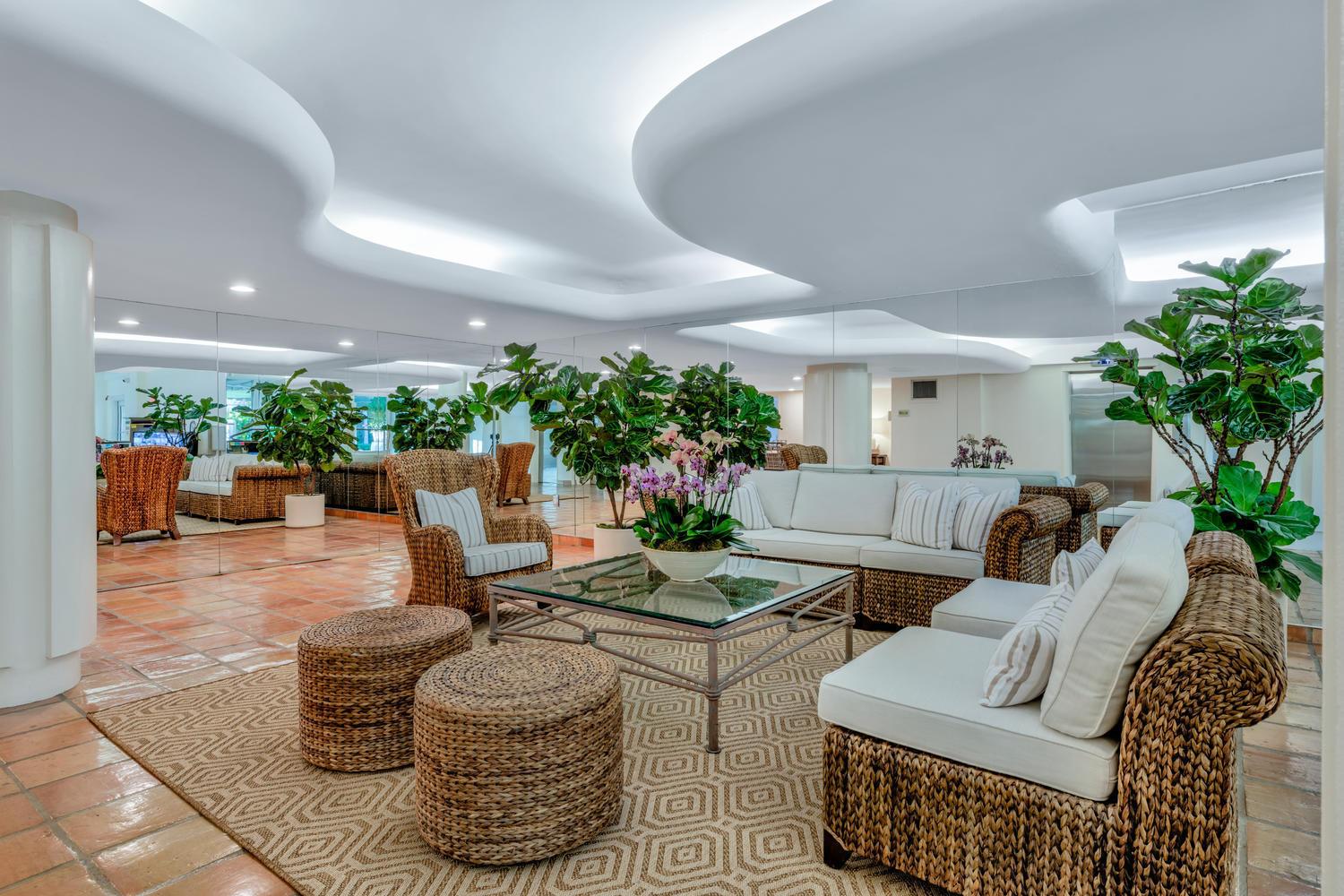 Image 3: Lobby