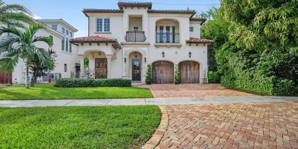 33 SE Olive Way