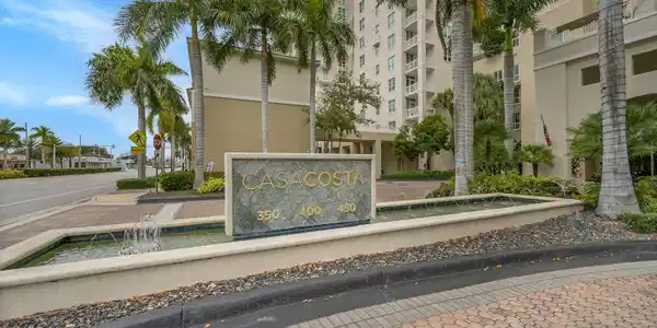 Image 3: Entry to Lobby with Valet