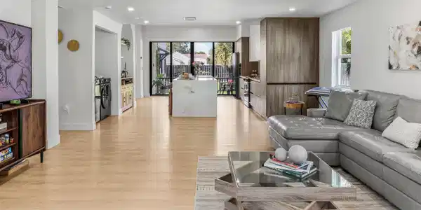 Image 2: 4