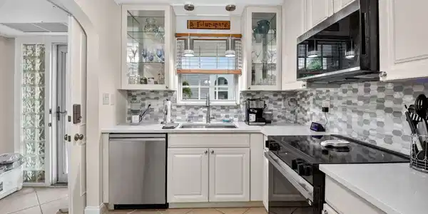 Image 4: Neutral Cabinets and Counters w/stylish backsplash