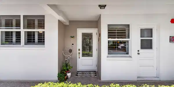 Image 4: Your own private oasis, corner end unit close to p