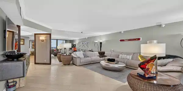 Image 4: Living Area