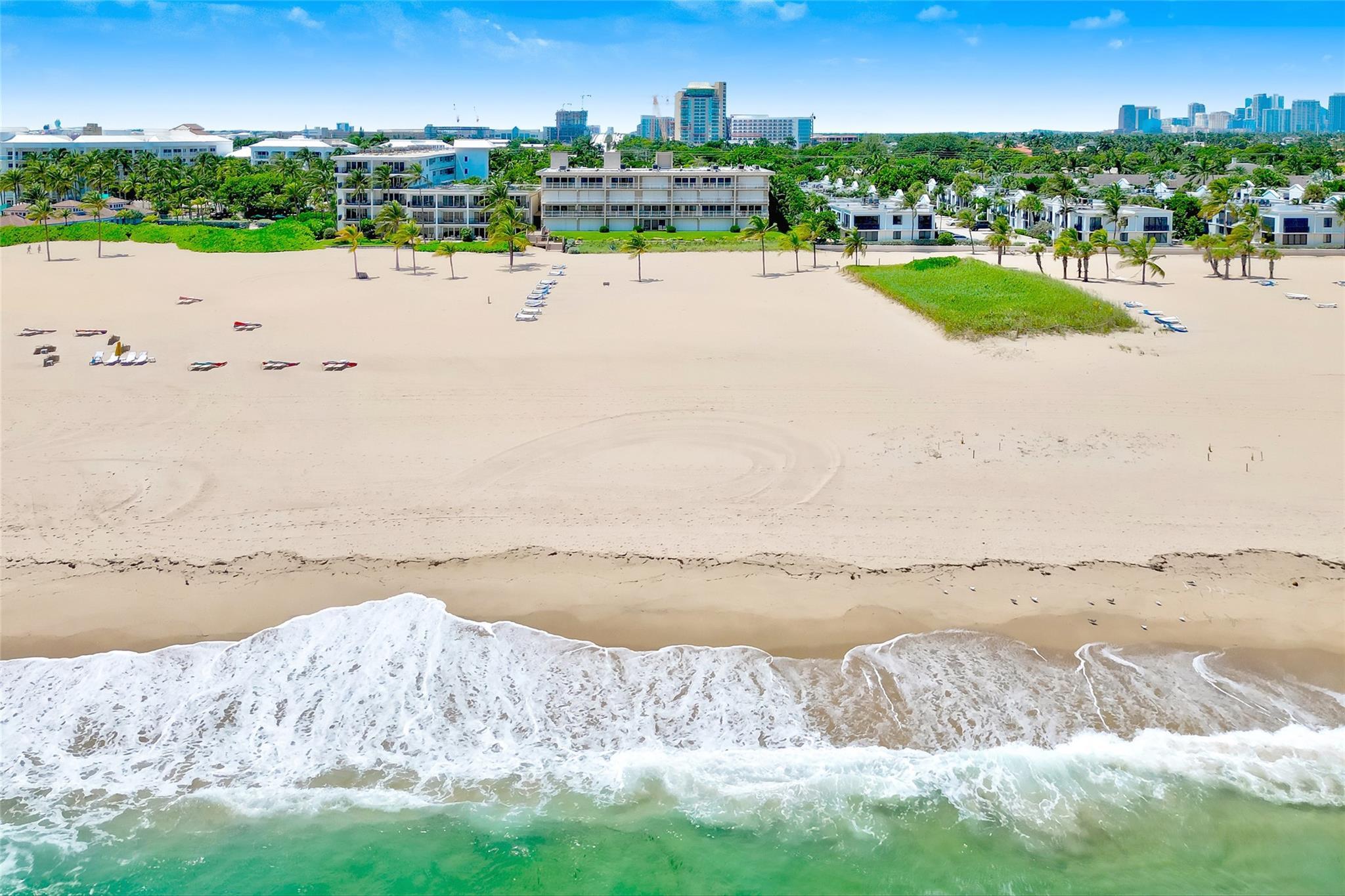 Image 2: Located in Secluded Neighborhood on Widest Beach i