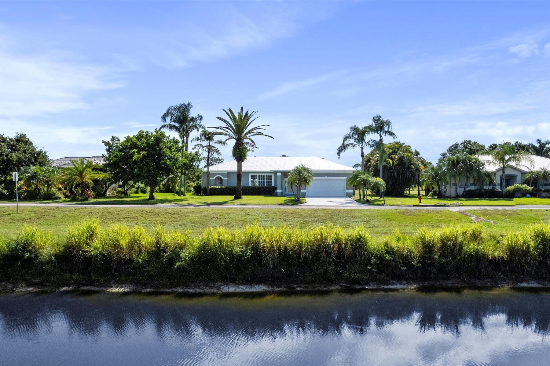 Image 3: Front/Lake