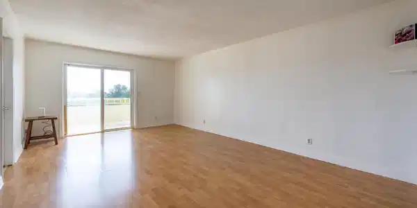 Image 3: Living/dining room