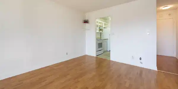 Image 4: Living/dining room