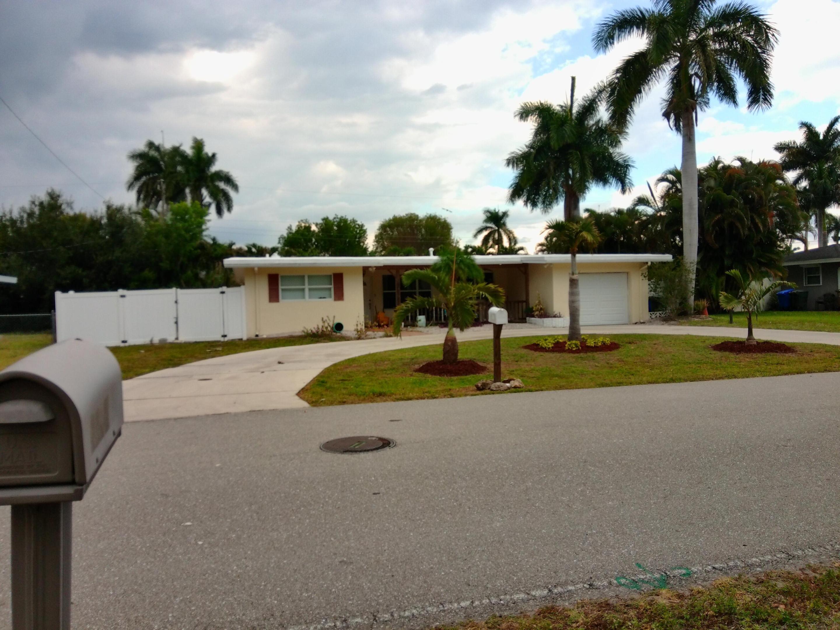 Image 3: Spacious Mid-Century Home completely updated elect