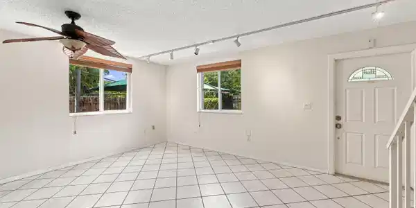 Image 3: Living Room