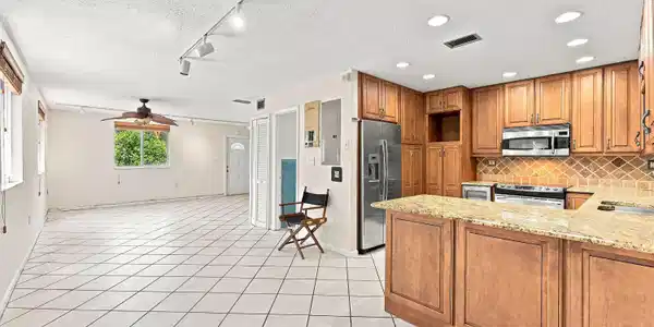 Image 4: Dining area