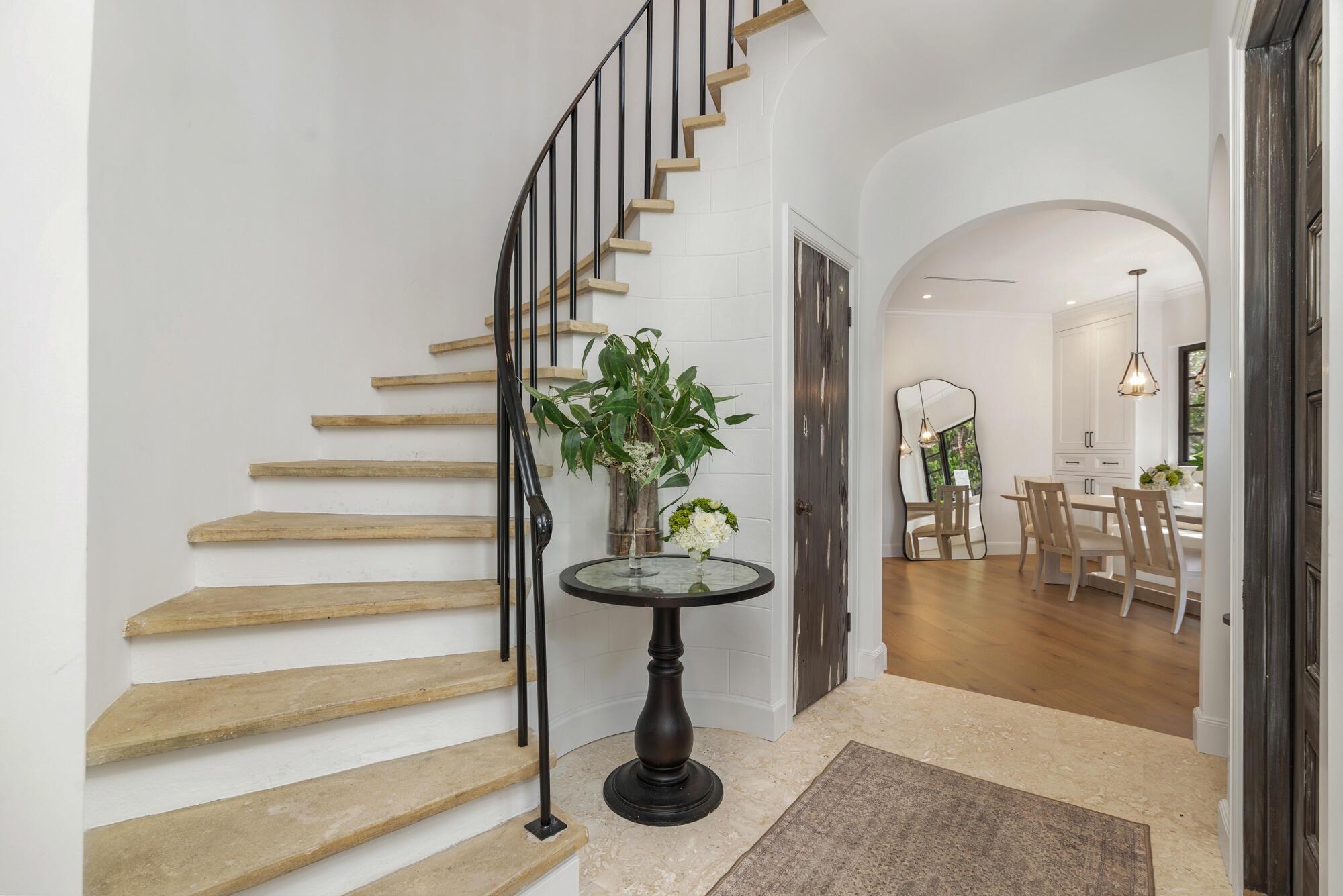 Image 2: FOYER