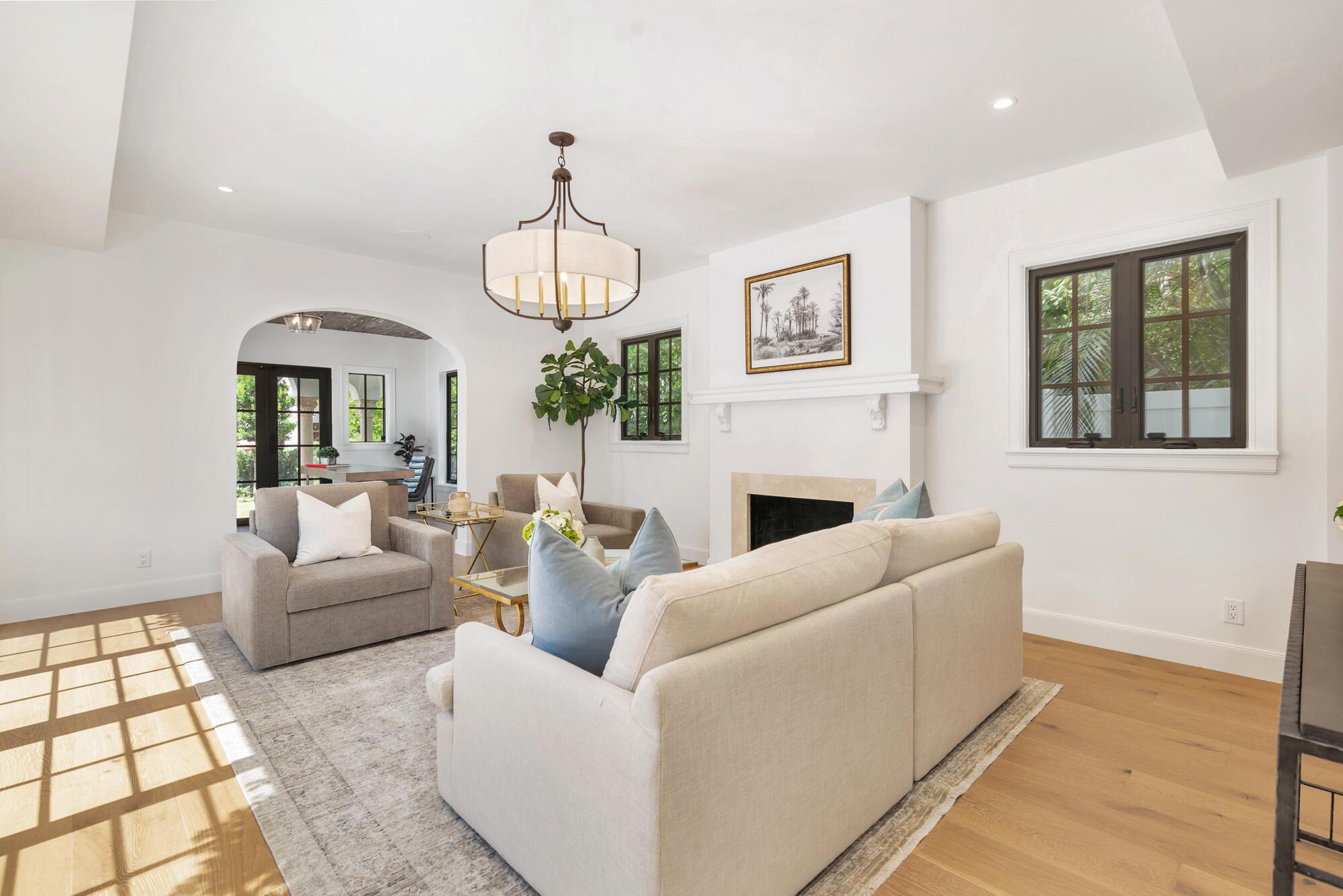 Image 3: LIVING ROOM