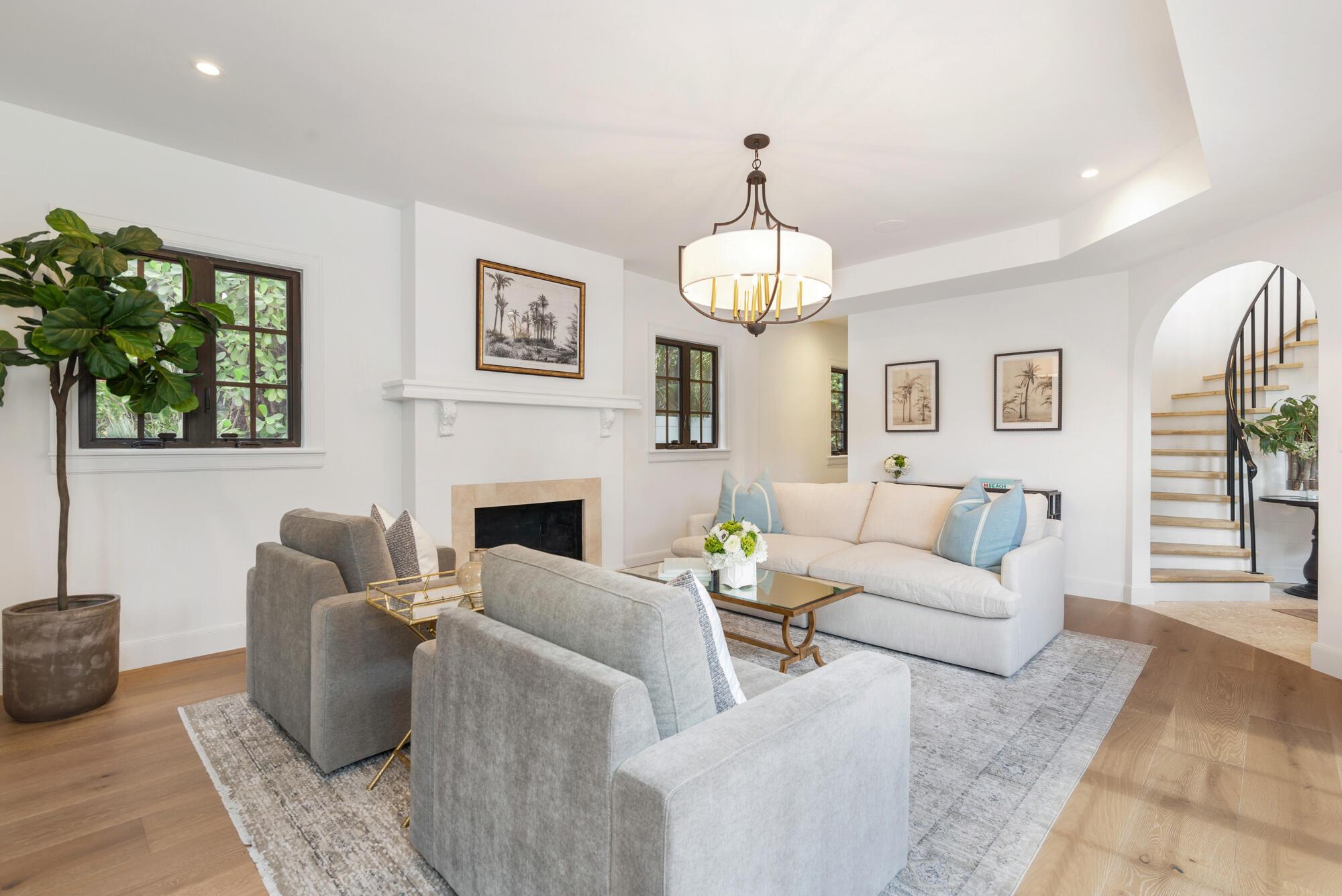Image 4: LIVING ROOM