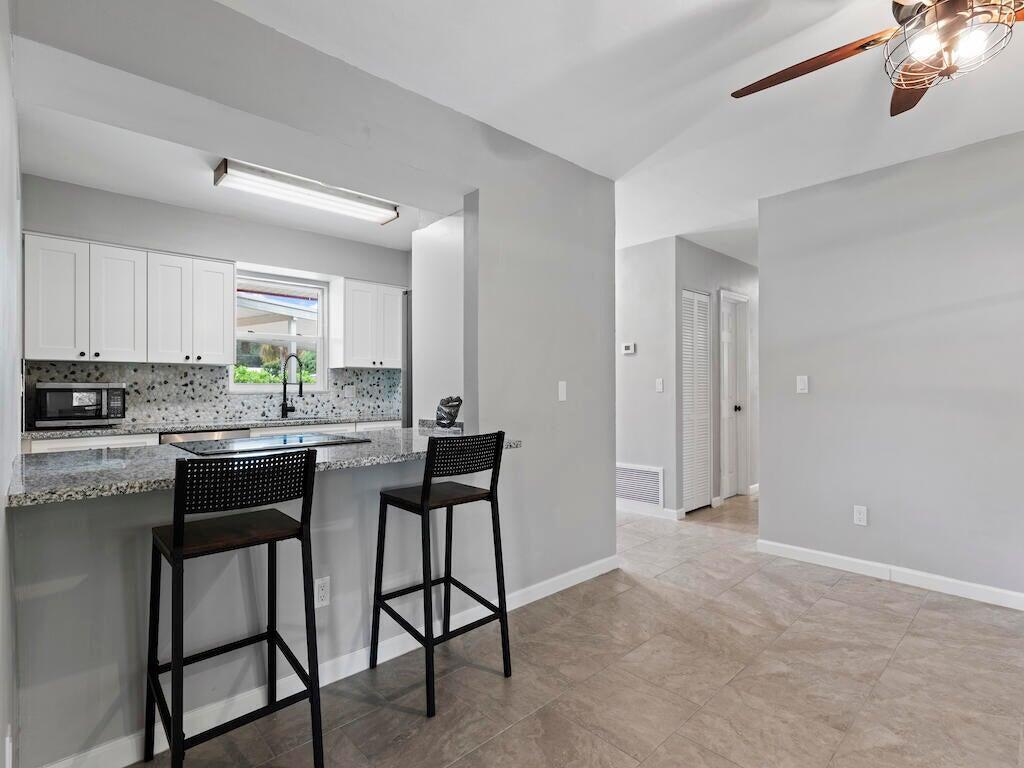 Image 4: Breakfast Bar