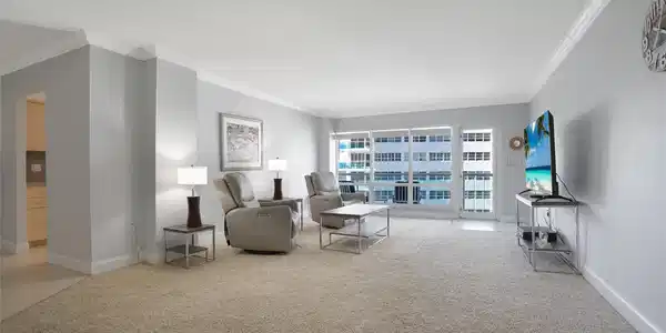 Image 2: This apartment is spacious and bright. The door le
