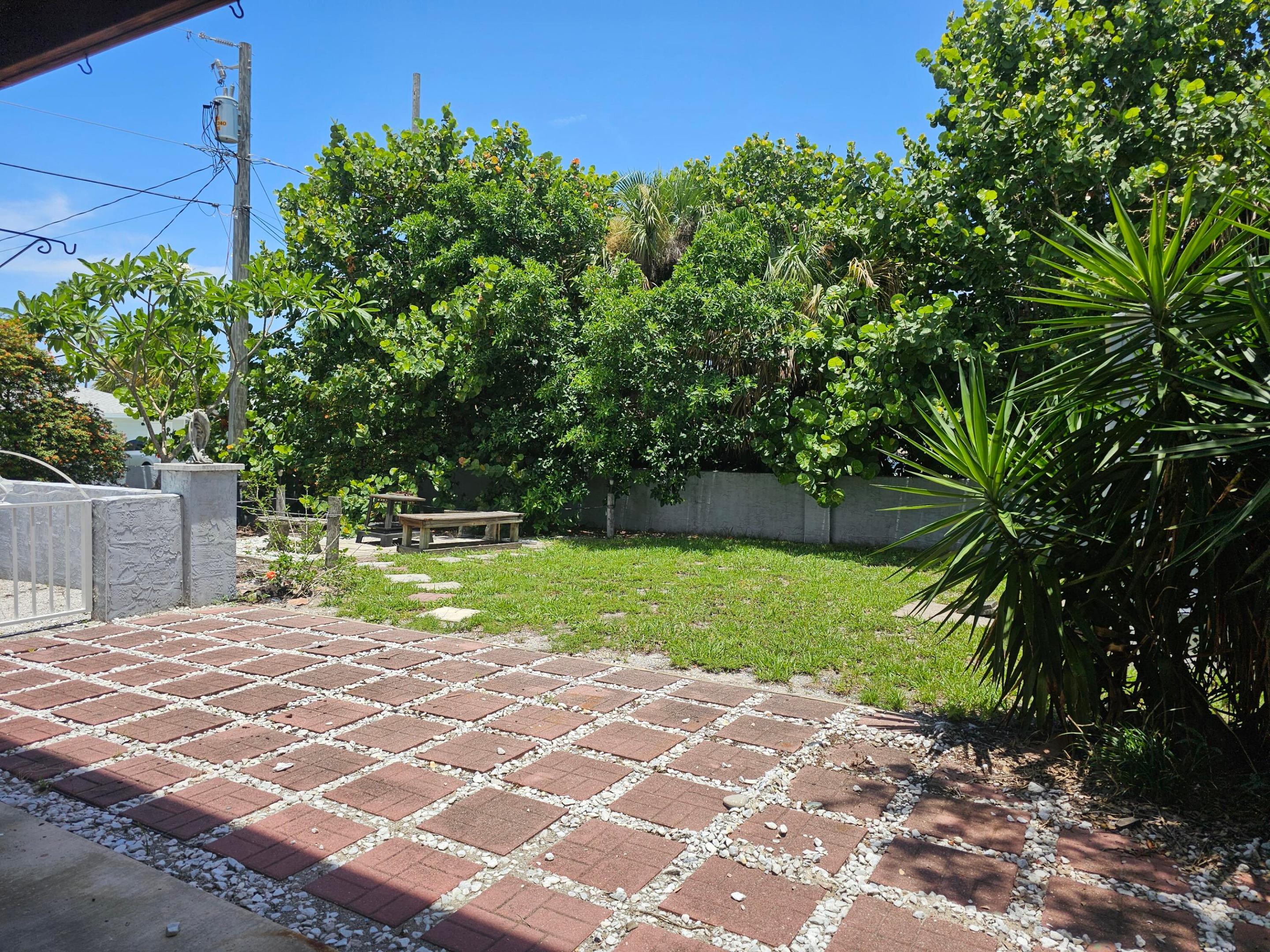 Image 4: Fenced Yard