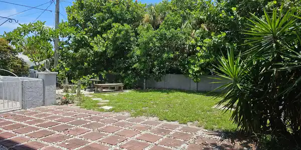Image 4: Fenced Yard