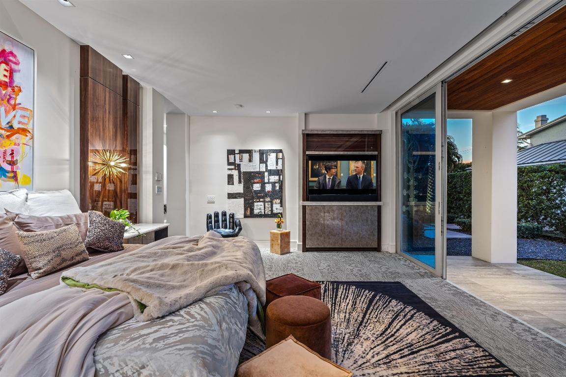 Image 4: PRIMARY_BEDROOM_STRAIGHT_DT