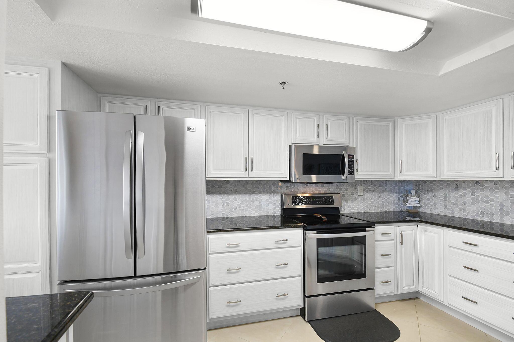Image 4: Kitchen