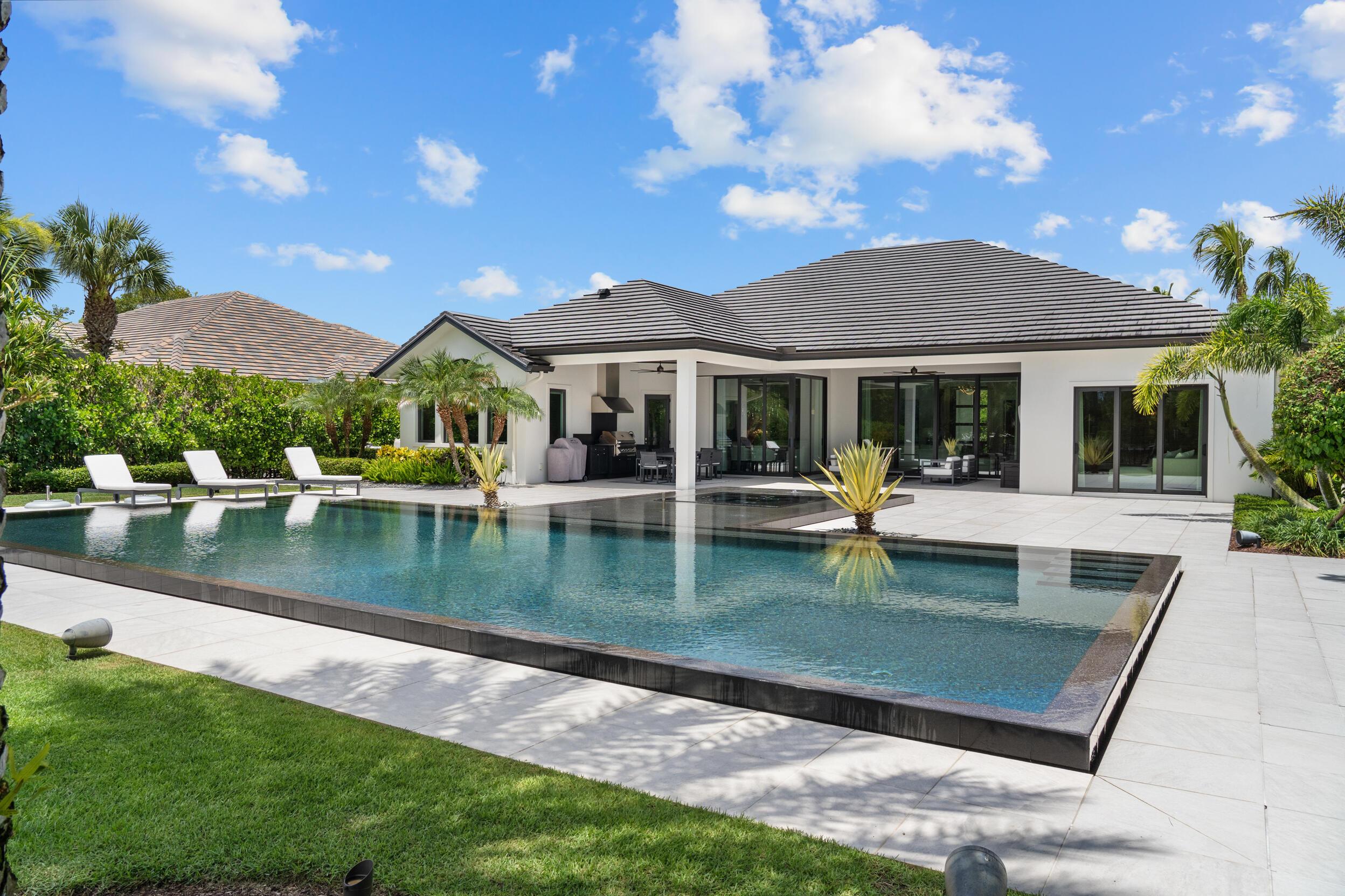 Image 3: Pool/Patio