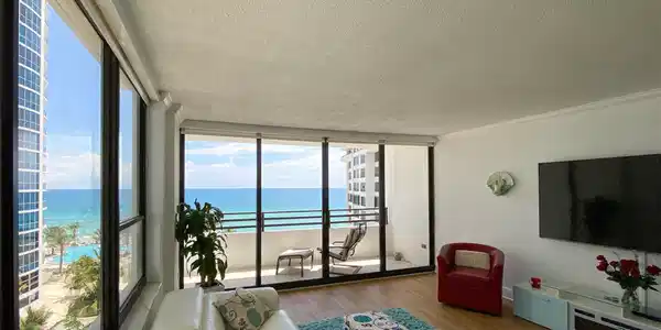 Image 2: Bright Living Room w/ Ocean View