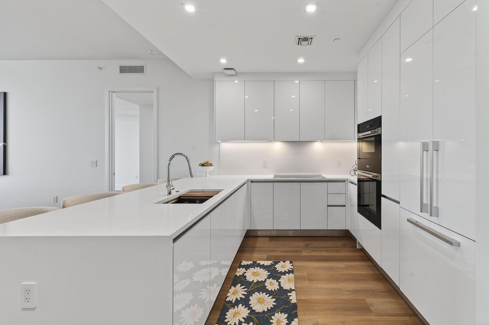 Image 2: 220LakeShoreDr#715(2)