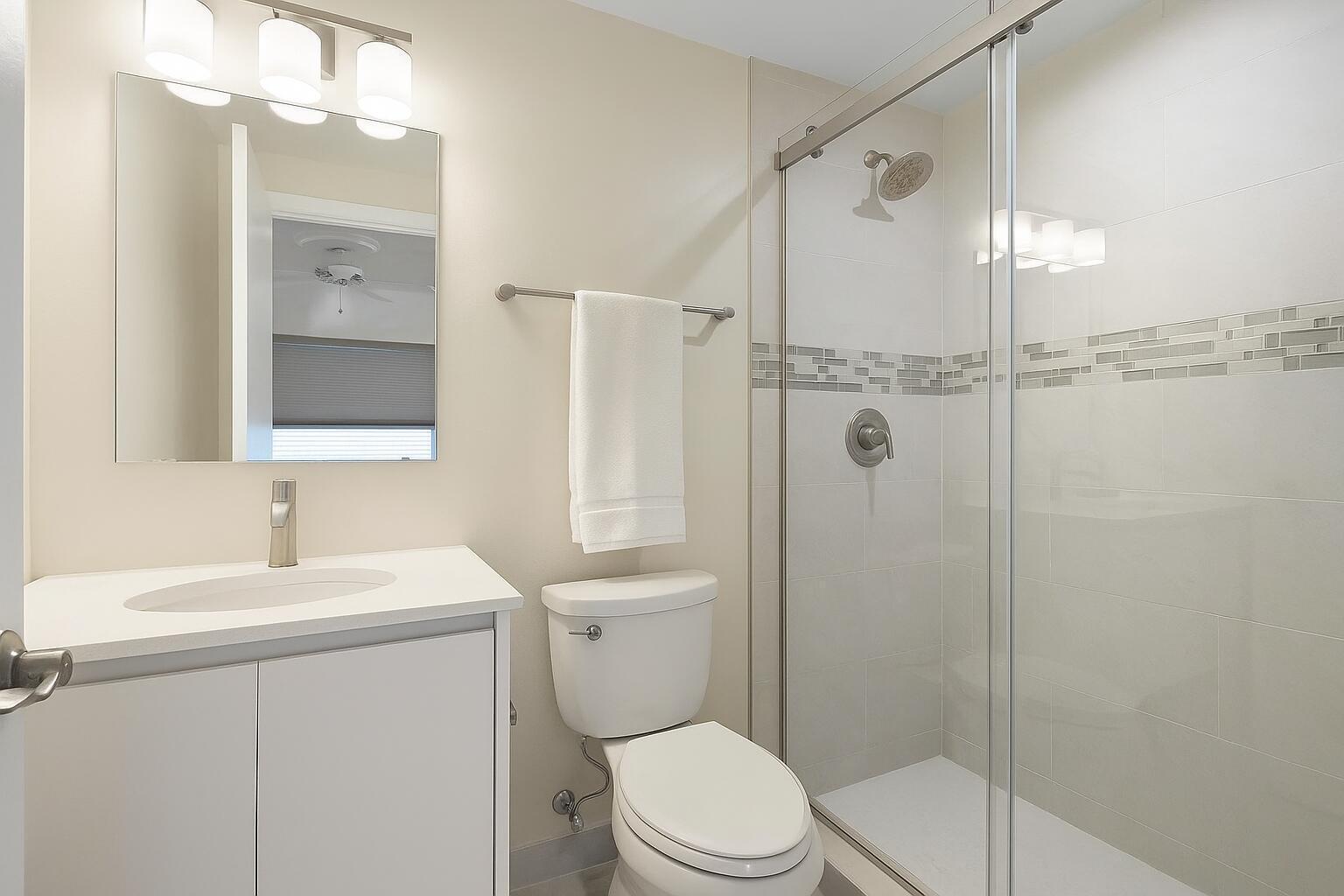 Image 4: **digitally staged - primary bathroom