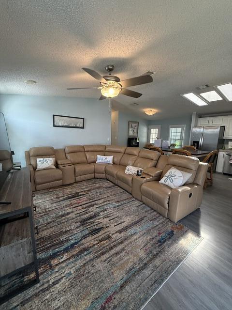 Image 4: Living room