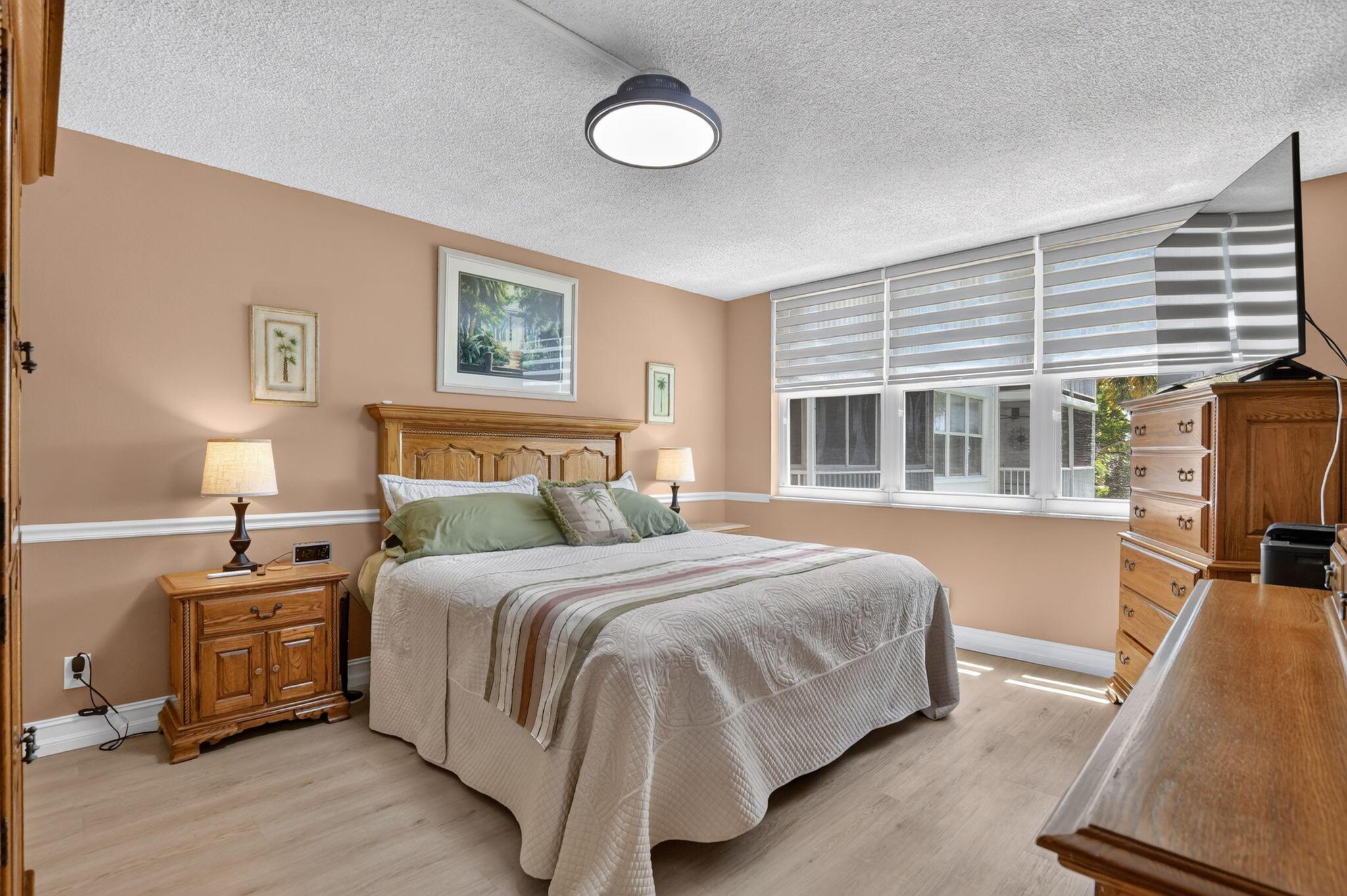 Image 4: Spacious primary suite