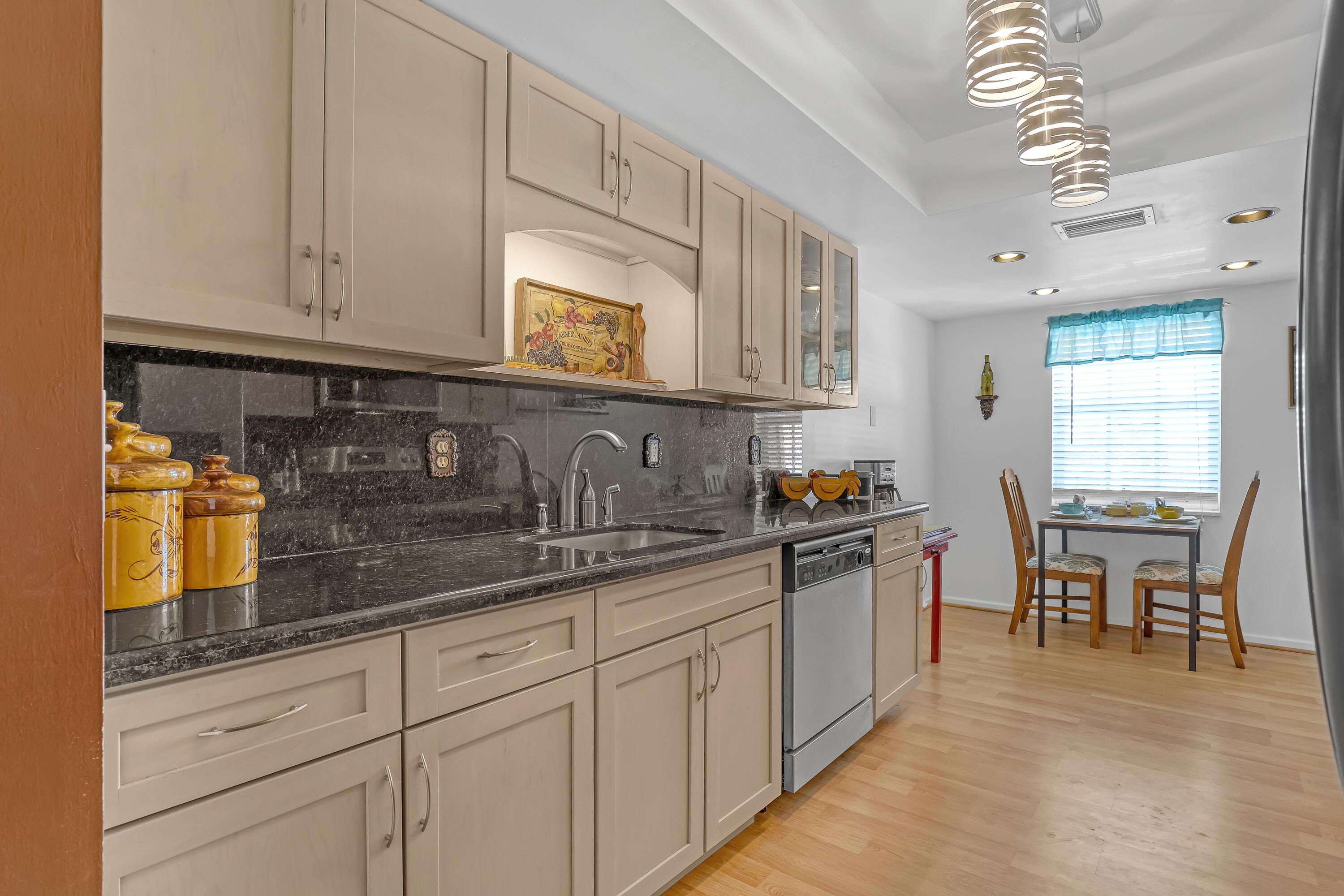 Image 4: Kitchen
