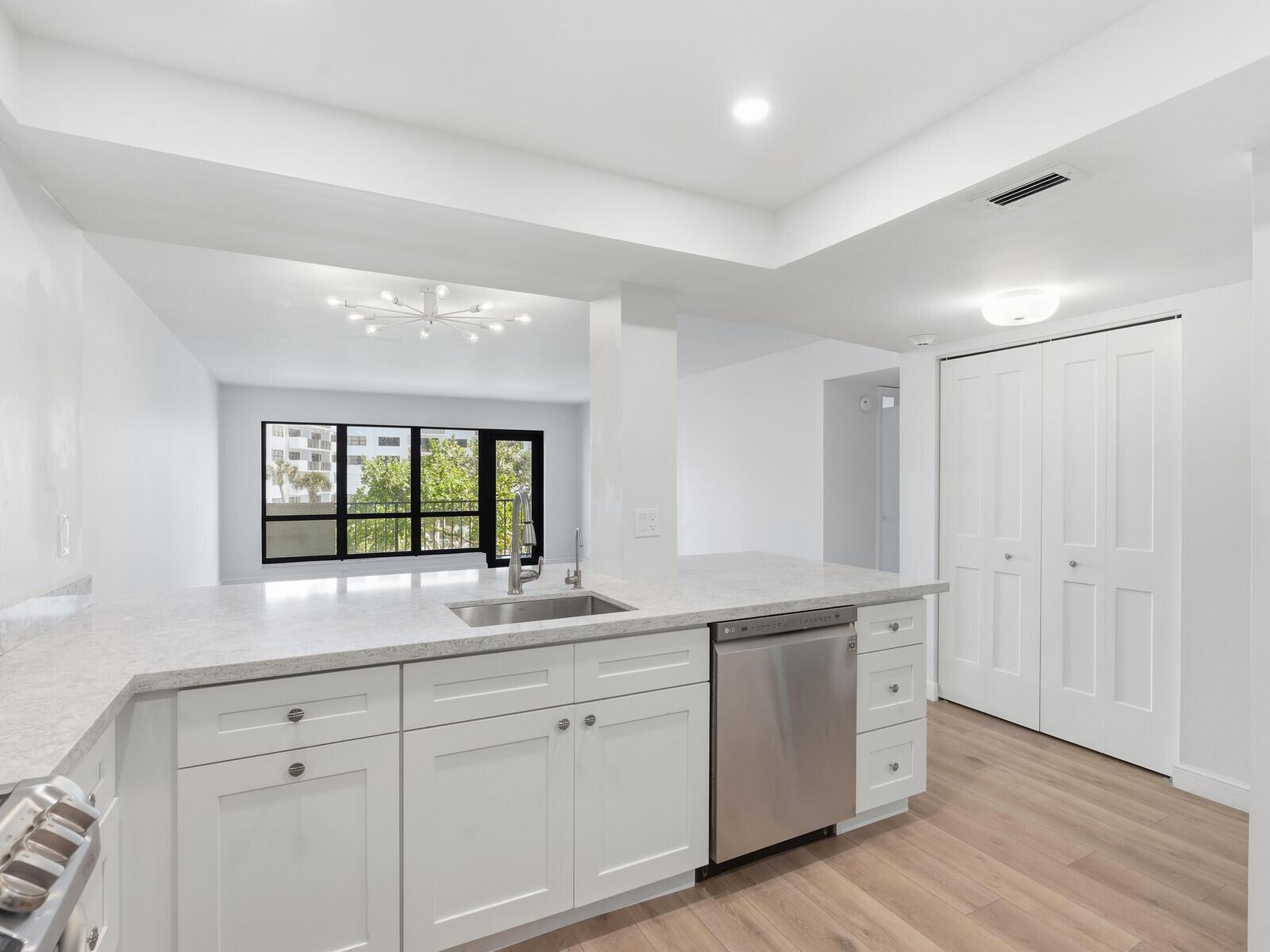 Image 4: Kitchen 6