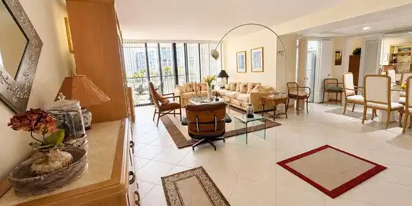 Image 4: Entry living
