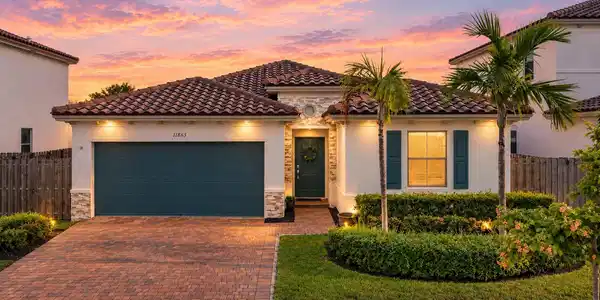 Image 2: *BEST SUNSET Front of Property - Leslie