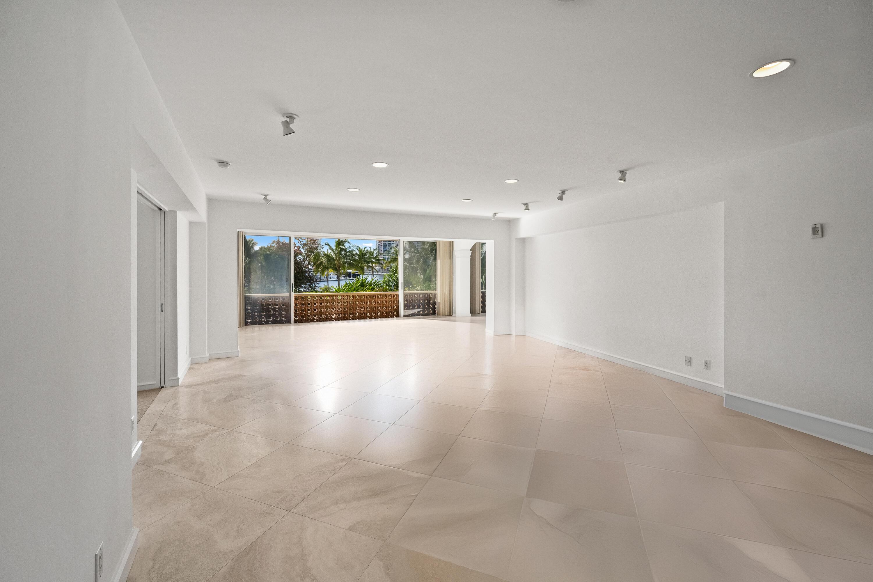 Image 4: Dining/Living