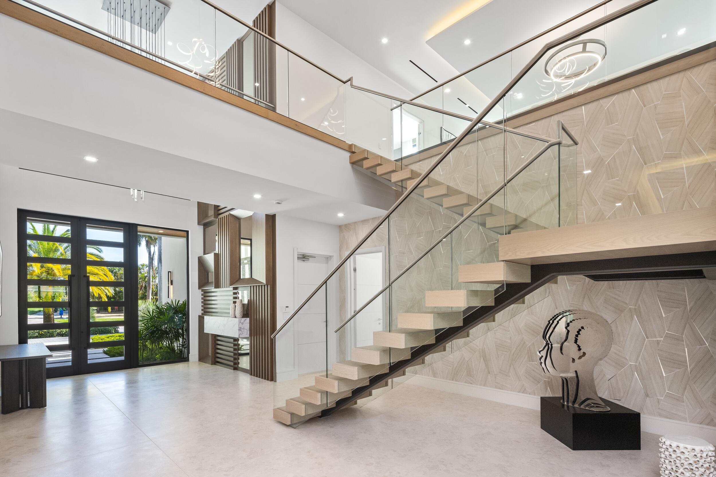 Image 4: Foyer