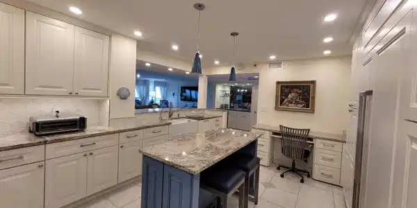 Image 4: Kitchen