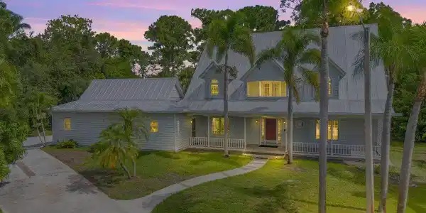 1012 SE Kitching Cove Lane