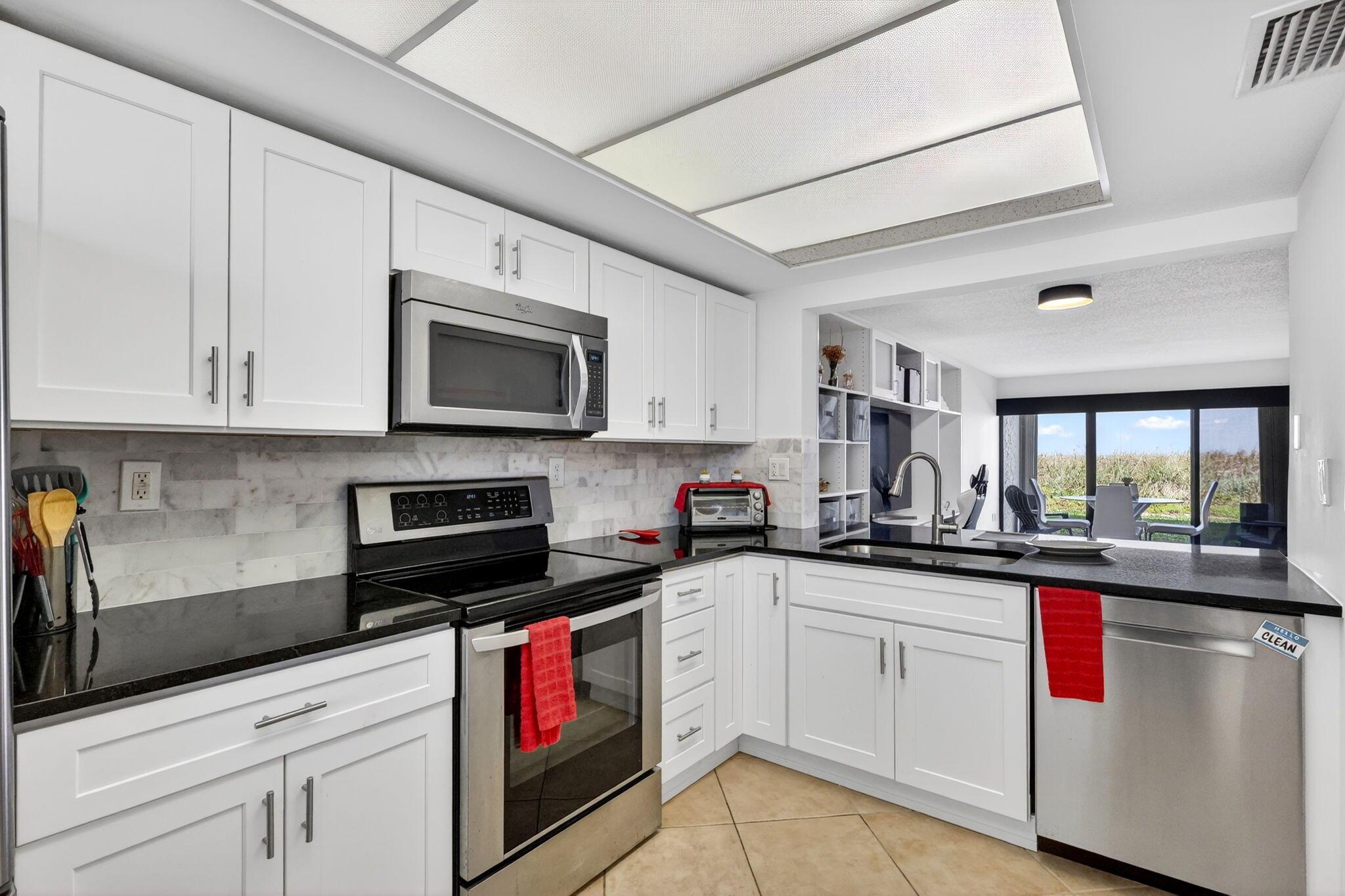 Image 4: Kitchen